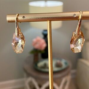 Gold colored, sparkling hanging earrings